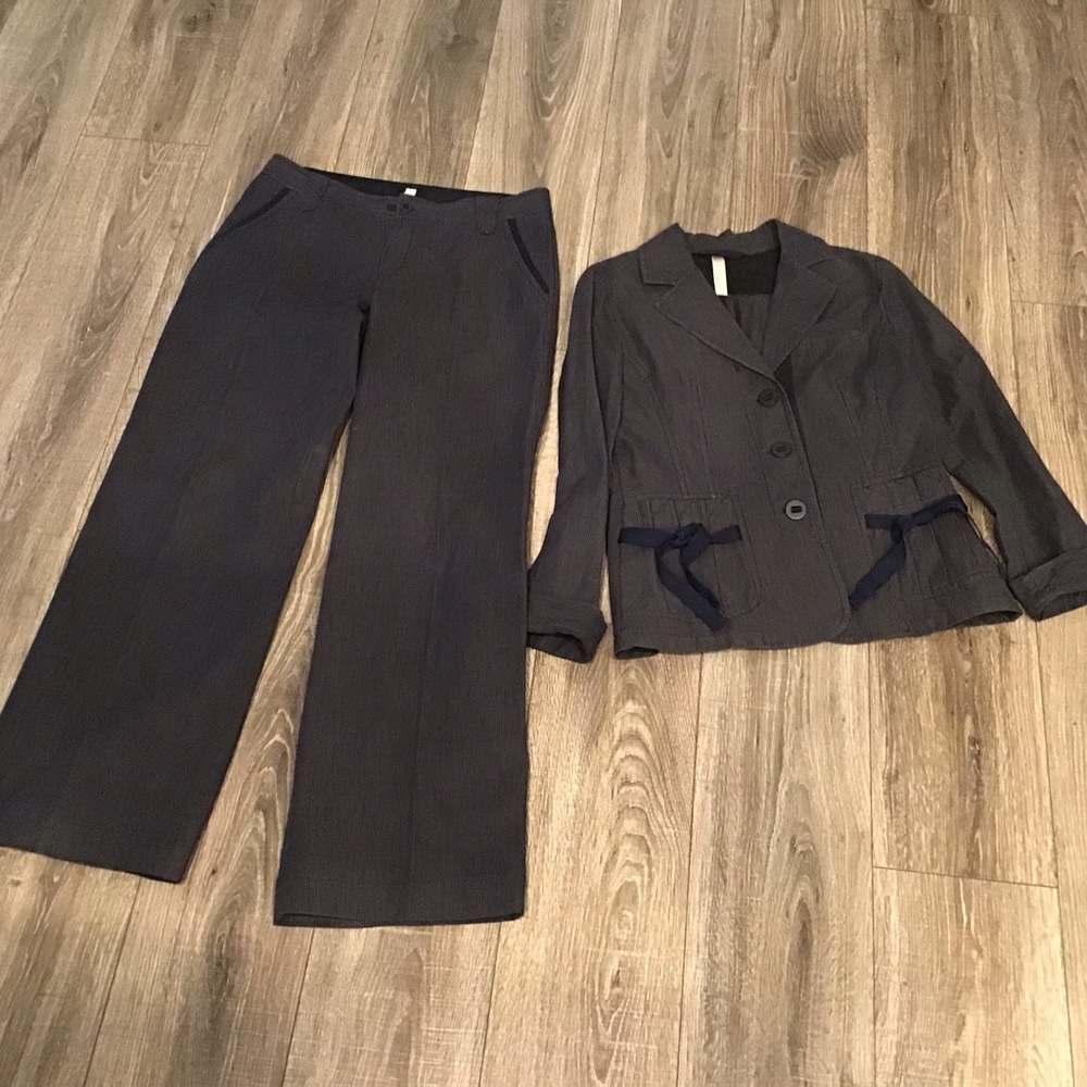 Women’s OUI Moments Wide leg Pants and Matching‎ Jacket size 6